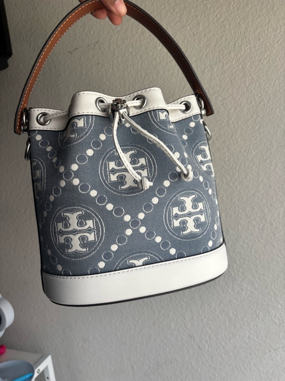 Tory Burch Blue and White Logo Drawstring Mini Bucket Bag - Picture 2 of 6